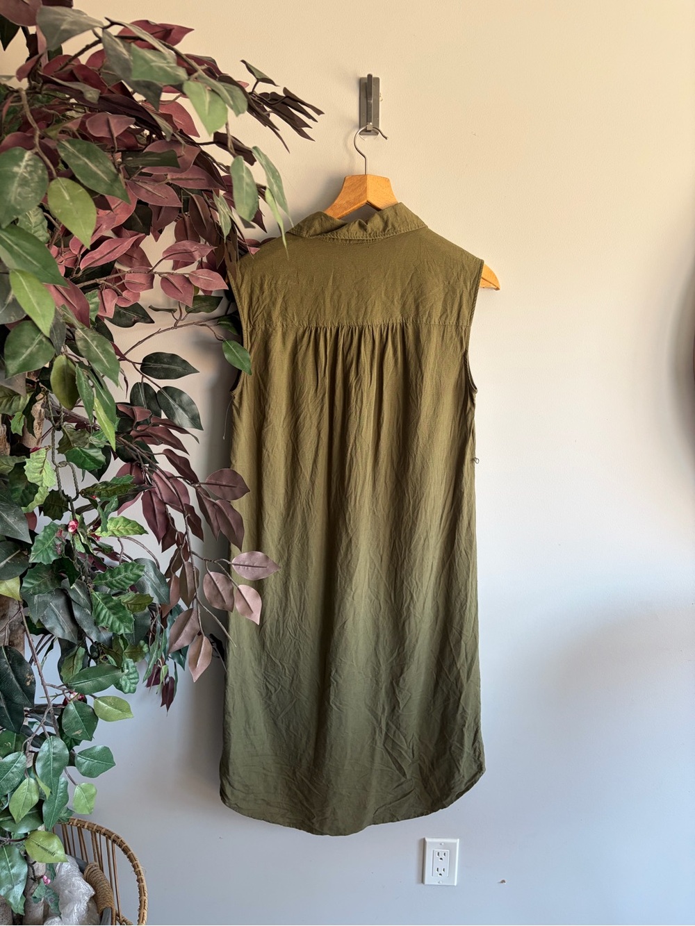 H&M Olive Green Sleeveless Button-Down Midi Dress - Picture 4 of 4